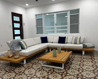Spacious 4-bedroom house with WiFi, AC in beautiful Cayey - Cayey - Sala de estar
