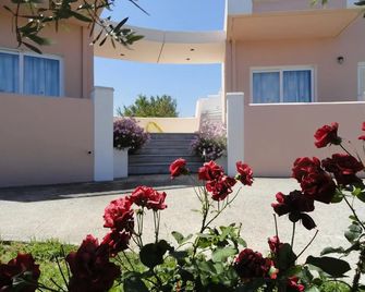 Pardalakis Studios - Gerani