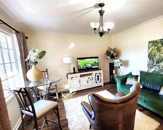 Byrd Nest @ Coventry · 3br/2ba Home |near Hospital, Downtown & Us64/I-95 - Rocky Mount - Living room