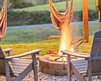 Rustic Mountain Home W Theater Room & Fire Pit, Minutes To Svu, W&L, & Vmi - Buena Vista - Patio