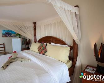 Beach Front Apartment- Complimentary Breakfast - Soufrière - Bedroom