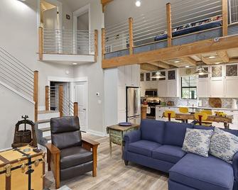 Riverside Retreat With River Access And Stunning Views! - Stonewall - Sala de estar