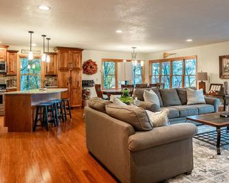 Spectacular Views from luxurious home near BRP and 30 min to Lake James - Spruce Pine - Living room