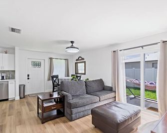 Near Ft Myers Beach Cozy fun 2BD - Fort Myers - Wohnzimmer