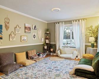 Spacious 4BR home w/ WiFi, TV, hot tub, huge dining, fire pit & vast garden - Stony Point - Living room