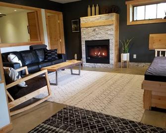 Rustic surroundings with modern comforts - Weaverville - Living room