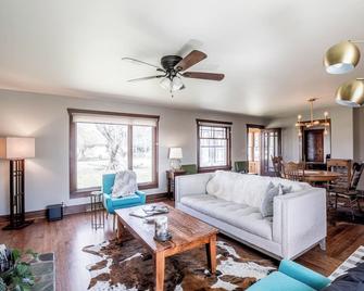 Charming Downtown Ennis Executive Home! - Ennis - Living room