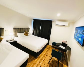 سيفين إن - واغا واغا - غرفة نوم