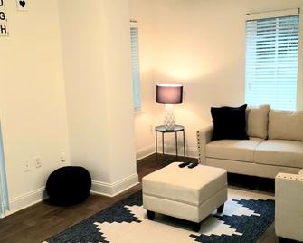 Huge SouthPark 2Br/2Ba w Patio Come Laugh Live Love here - Charlotte - Sala