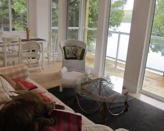 A hot tub, view and lake to die for: relax on our deck and watch the loons - Westport - Sala de estar