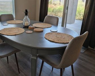 Modern 3BR Hildale Oasis near Zion, King Bed & Balcony, Massive Cliff Views! - Hildale - Dining room