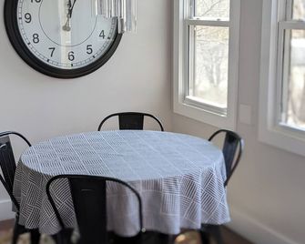 Greek Peak Getaway! Family-friendly, renovated, with mountain slope views! - Cortland - Dining room