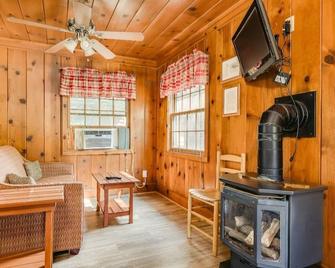 Wannigan Point Resort! - Taylors Falls - Living room