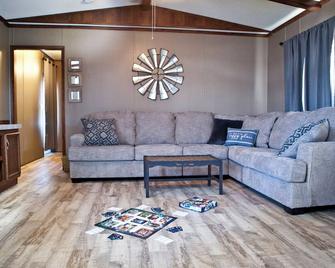 Cozy Canton Getaway 3 Bedroom/2 Bath Near Canton Lake With Extra Parking! - Canton - Sala de estar