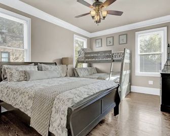 Kingdom house. Amazing rooftop with a panaramic view of the city and its skyline - Atlanta - Bedroom