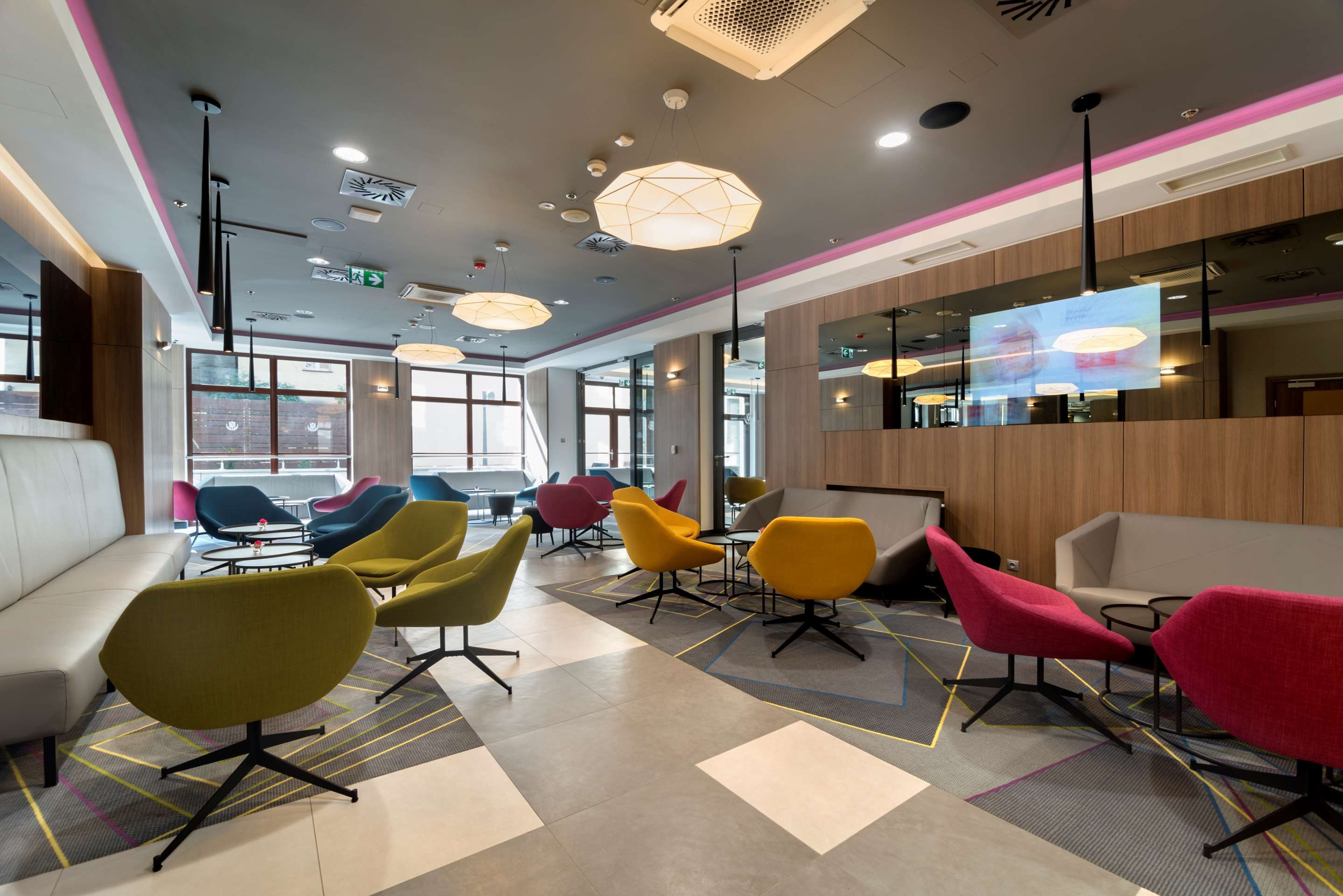 Lounge view of Golden Tulip Krakow Kazimierz