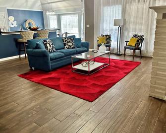 Pool Hot Tub Game room Arcade fast Wi-Fi Fire Pit Dog Friendly! - Mansfield - Living room