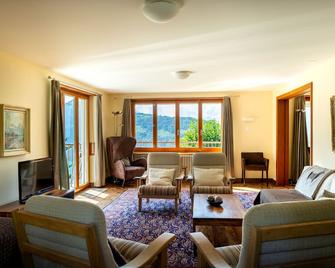 Spacious apartment in a unique location directly above Lake Lucerne - Morschach - Wohnzimmer