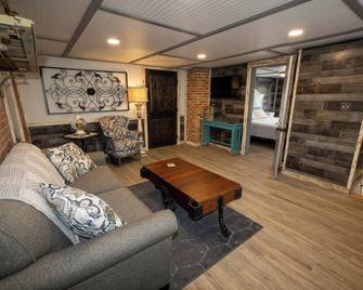 Elizabethtown Cozy Apartment Suite, walkable to downtown - Elizabethtown - Living room