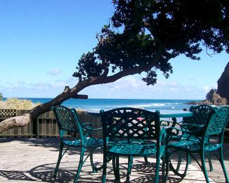 A Beach House at Piha - beachfront romantic hideaway, prime South Piha Beach. - Piha - Patio