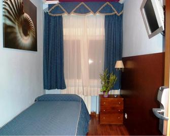 Auto Check In Hotel Las Nieves - Хака - Спальня