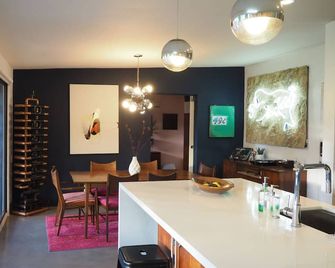 Art filled home. Walk to Tennis Gardens (BNP Open & Coachella shuttle) - Indian Wells - Dining room