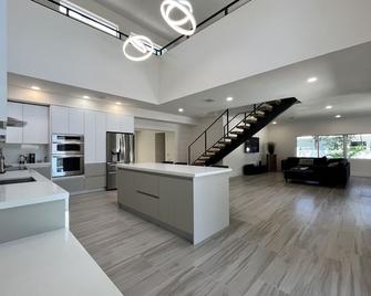 Escape to Paradise: Luxury Vacation Home - Bay Harbor Islands - Front desk