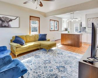 Pet-Friendly Sioux Falls House - 2 Mi to Downtown! - Sioux Falls - Living room