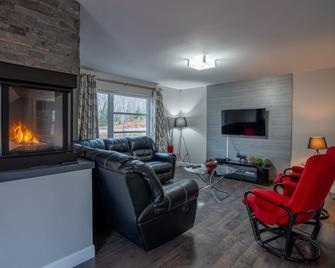 Chalet Érables | 3 Bedrooms | Hot Tub | Sleeps 8 - Petite-Rivière - Sala de estar