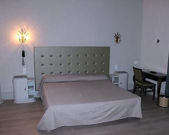 Hotel Restaurant Martinez - Баларюк-ле-Бен - Спальня