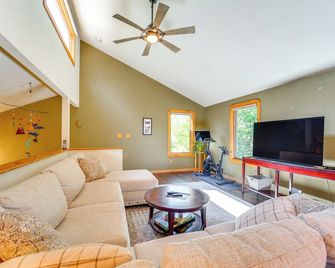 Dog-Friendly Home with Hot Tub and Decks in Durango! - Durango - Living room