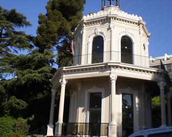 Studio in superb park, seaside, Tamaris, La Seyne-sur-Mer. - La Seyne-sur-Mer - Building