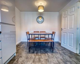 Modern 4 Bedroom 2 Bath House with Parking, Tyseley, Birmingham By 360Stays - Birmingham - Dining room