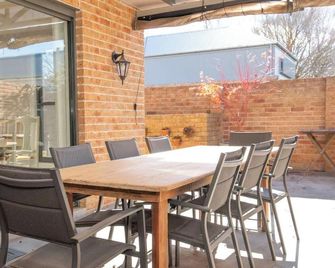 Villa on Rosemary - Walk to CBD, Cosy & Private - Orange - Patio