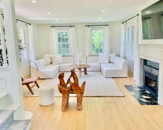 Waterfront Niagara-On-The-Lake Farmhouse on a Vineyard - Niagara-on-the-Lake - Living room