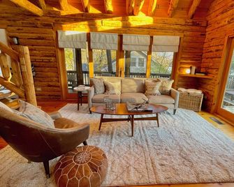 Modern, cozy log cabin in Copake with AC and WiFi - Copake - Sala de estar