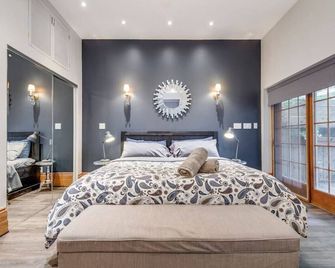 Spacious 1BR w/King Bed and Amazing Terrace! - Toronto - Makuuhuone