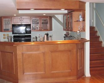 Large Guest suite with bathroom, vegetarian kitchen - Mississauga - Front desk