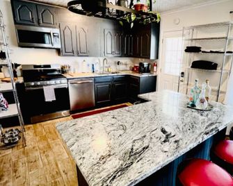 Cozy loft apartment in Stockade district walk to restaurants & bars AC & WiFi - Kingston - Küche
