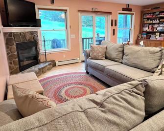 Luxury Pleasant Mountain Townhouse across from Moose Pond - Bridgton - Living room