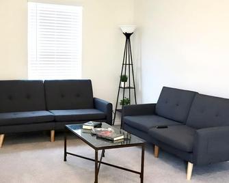 Near Airport & Prime Location Getaway sleeps 8 - San Antonio - Living room