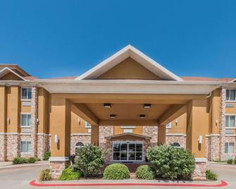 Days Inn & Suites by Wyndham Cleburne TX - Cleburne - Building