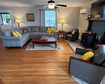 3-bedroom family friendly house with many amenities, close to downtown Dunlap - Dunlap - Living room