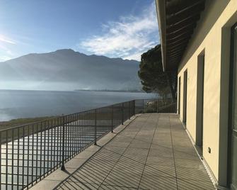 Lake Como Beach Hostel - Domaso - Balcón