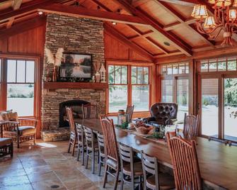 The Getaway - A 500 Acre Estate - Pequot Lakes - Dining room