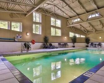 Luxury and Comfort King Suite - Fernie - Pool