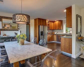 Private Wine Country Retreat with Views, Large Deck & Spa - Sebastopol - Kitchen