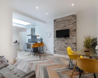 Cosy & Stylish Two Bed Apartment - Bourne End - Huiskamer