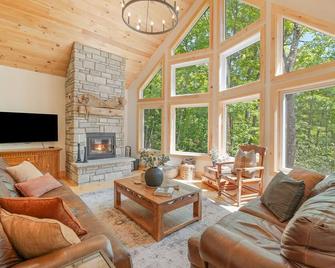 The Black Diamond Lodge - Calabogie - Living room