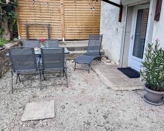 New furnished 4 apartment with terrace and private parking. - Dole - Innenhof